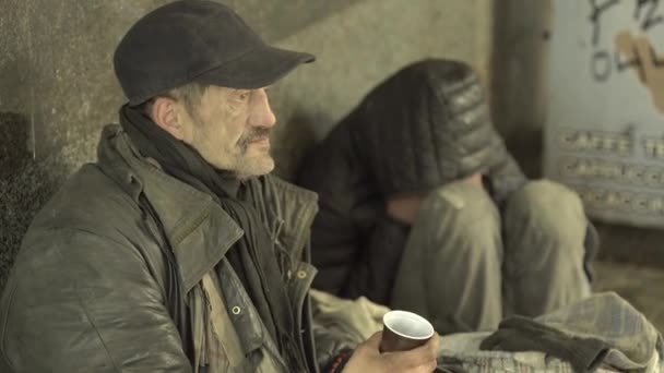 乞食ホームレスの男のトランプ。貧困。浮浪者だ。キエフ。ウクライナ. — ストック動画