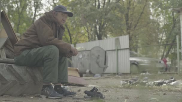 Mendiant clochard de SDF. La pauvreté. Un vagabondage. Kiev. Ukraine. — Video