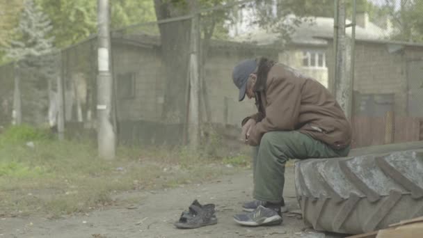 Un barbone senzatetto mendicante. Poverta '. Vagabondaggio. Kiev. Ucraina. — Video Stock