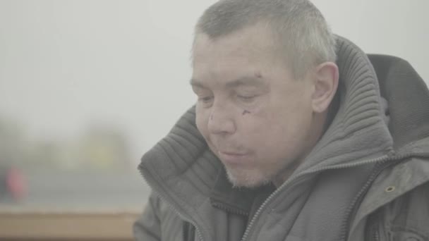 Un barbone senzatetto mendicante. Poverta '. Vagabondaggio. Kiev. Ucraina. — Video Stock