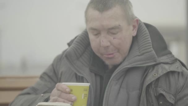 Een dakloze zwerver. Armoede. Vagrantie. Kiev. Oekraïne. — Stockvideo