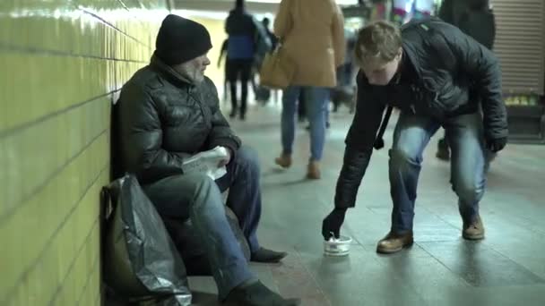 Žebrák bezdomovec tulák. Chudoba. Potulka. Kyjev. Ukrajina. — Stock video