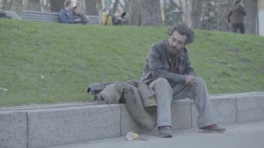 Dilenci evsiz serseri. Yoksulluk. Serserilik. Kyiv. Ukrayna.
