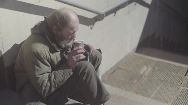 Un barbone senzatetto mendicante. Poverta '. Vagabondaggio. Kiev. Ucraina. — Video Stock