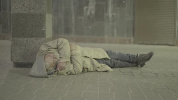 Un barbone senzatetto mendicante. Poverta '. Vagabondaggio. Kiev. Ucraina. — Video Stock