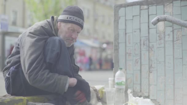 Bezdomny żebrak włóczęga. Ubóstwo. Włóczęgostwo. Kijów. Ukraina. — Wideo stockowe