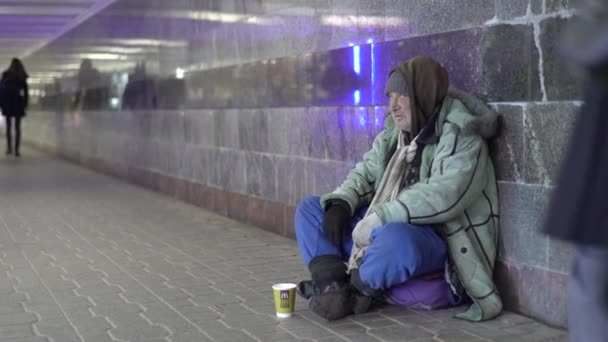 Um mendigo vagabundo. Pobreza. Vagabundagem. Kiev. Ucrânia. — Vídeo de Stock