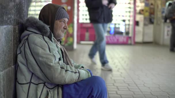 Beggar homeless man tramp. Poverty. Vagrancy. Kyiv. Ukraine. — Stock Video