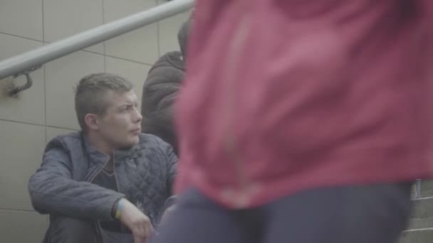 乞丐无家可归的人流浪汉。贫穷。野性的。Kyiv 。乌克兰. — 图库视频影像