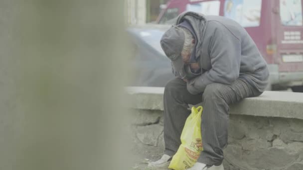 Beggar homeless man tramp. Poverty. Vagrancy. Kyiv. Ukraine. — Stock Video