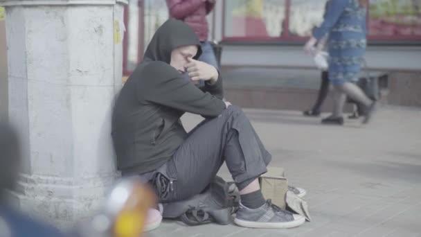 Koldus hajléktalan csavargó. Szegénység. Csavargás. Kijevben. Ukrajna. — Stock videók