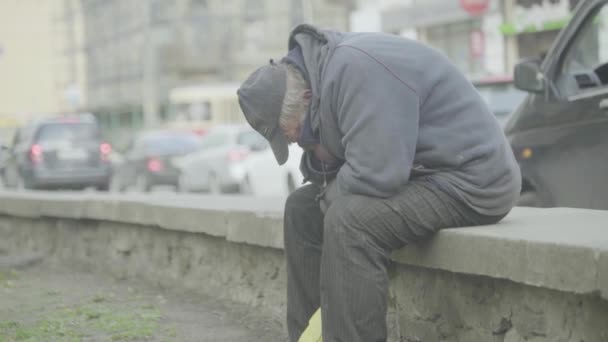 Dilenci evsiz serseri. Yoksulluk. Serserilik. Kyiv. Ukrayna. — Stok video