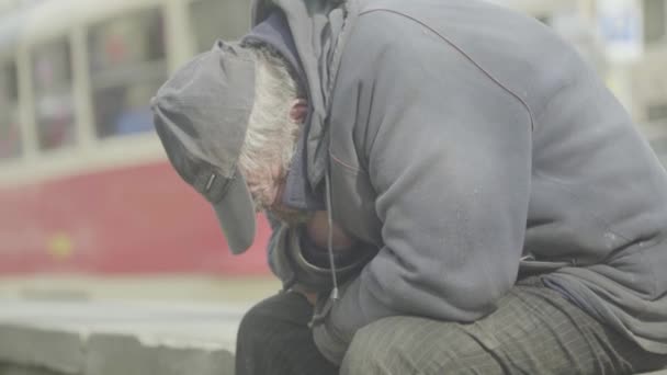 Un barbone senzatetto mendicante. Poverta '. Vagabondaggio. Kiev. Ucraina. — Video Stock