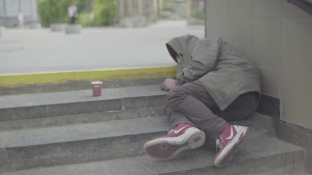 Koldus hajléktalan csavargó. Szegénység. Csavargás. Kijevben. Ukrajna. — Stock videók