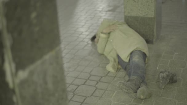 Bezdomny żebrak włóczęga. Ubóstwo. Włóczęgostwo. Kijów. Ukraina. — Wideo stockowe