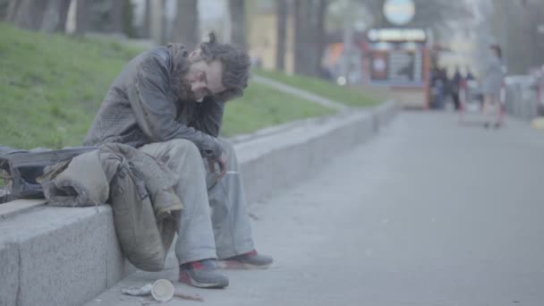 Нищий бездомный бродяга. Бедность. Бродяжничество. Киев. Украина. — стоковое видео