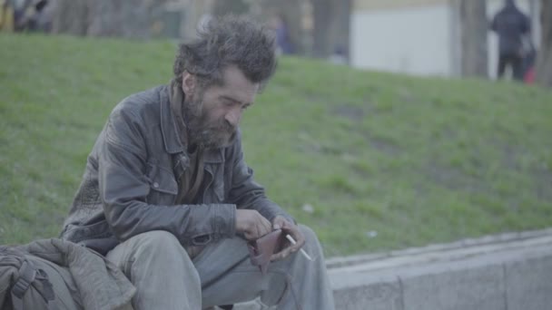 Um mendigo vagabundo. Pobreza. Vagabundagem. Kiev. Ucrânia. — Vídeo de Stock