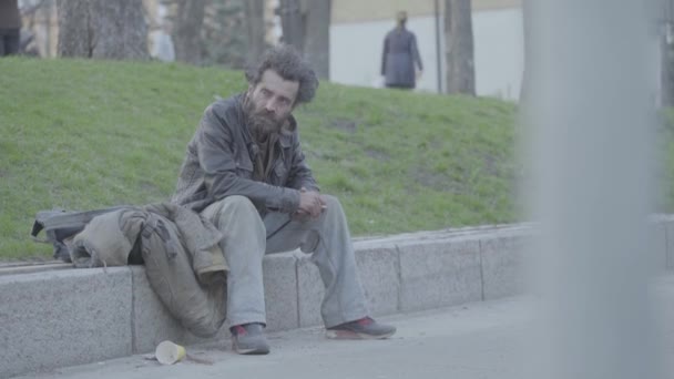 Mendiant clochard de SDF. La pauvreté. Un vagabondage. Kiev. Ukraine. — Video