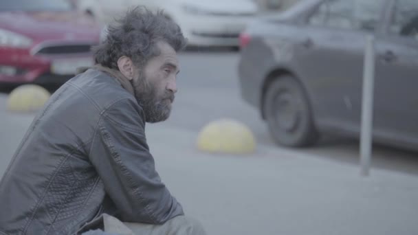 Beggar homeless man tramp. Poverty. Vagrancy. Kyiv. Ukraine. — Stock Video