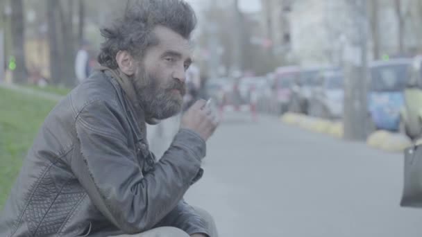 Un barbone senzatetto mendicante. Poverta '. Vagabondaggio. Kiev. Ucraina. — Video Stock