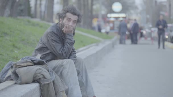 Miserable vagabundo vagabundo. Pobreza. Vagancia. Kiev. Ucrania. — Vídeos de Stock