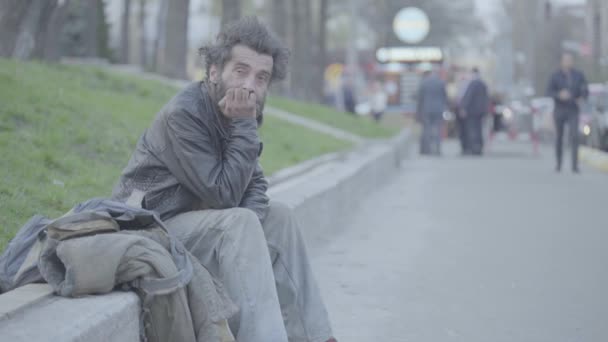 Un barbone senzatetto mendicante. Poverta '. Vagabondaggio. Kiev. Ucraina. — Video Stock