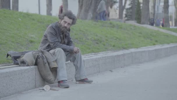 Miserable vagabundo vagabundo. Pobreza. Vagancia. Kiev. Ucrania. — Vídeos de Stock