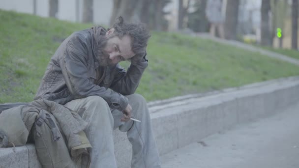 Miserable vagabundo vagabundo. Pobreza. Vagancia. Kiev. Ucrania. — Vídeo de stock
