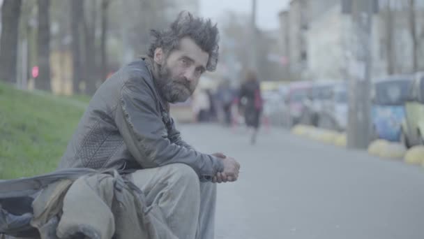 거지 노숙자 트램펄린. 가난. 대담 함. 키프. 우크라 이나. — 비디오
