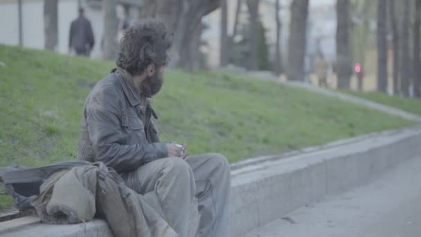 Mendiant clochard de SDF. La pauvreté. Un vagabondage. Kiev. Ukraine. — Video