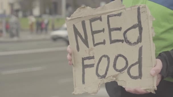 L'iscrizione "Need food" di un povero vagabondo senzatetto. Kiev. Ucraina — Video Stock