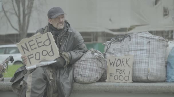 The inscription "Need food" by a poor homeless tramp. Kyiv. Ukraine — Stock Video