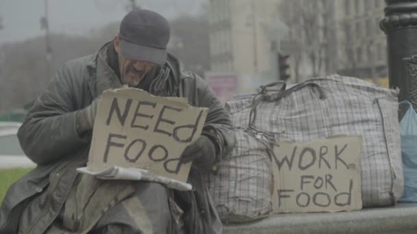 L'iscrizione "Need food" di un povero vagabondo senzatetto. Kiev. Ucraina — Video Stock