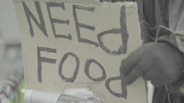 La inscripción "Need food" de una pobre vagabunda sin hogar. Kiev. Ucrania — Vídeos de Stock