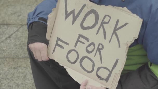 L'inscription "Travailler pour la nourriture" par le pauvre clochard sans abri. Kiev. Ukraine — Video