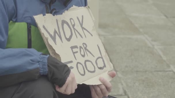 La inscripción "Trabajo por la comida" de la pobre vagabunda sin hogar. Kiev. Ucrania — Vídeo de stock