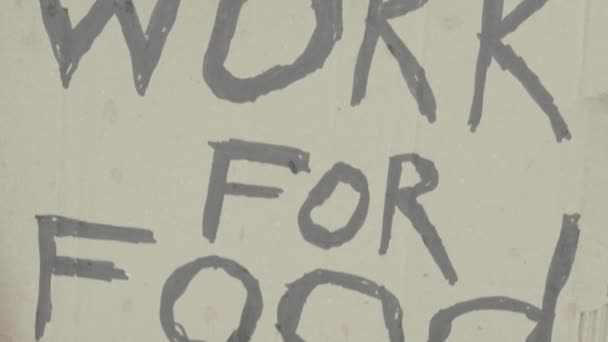 Napis "Praca dla jedzenia" napisany przez biedną bezdomną włóczęgę. Kijów. Ukraina — Wideo stockowe