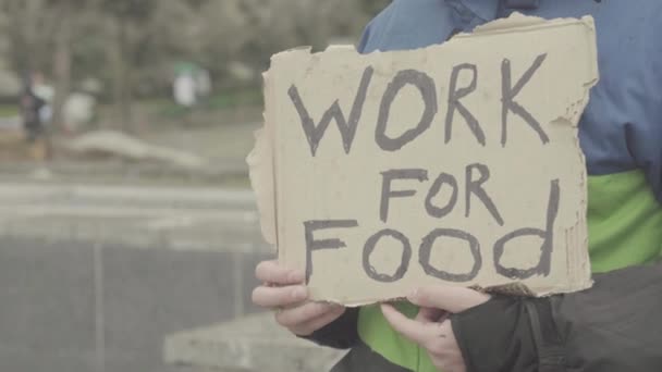 Nápis "Práce pro jídlo" od chudé bezdomovkyně. Kyjev. Ukrajina — Stock video