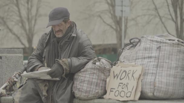 De inscriptie "Werk voor voedsel" door de arme dakloze zwerver. Kiev. Oekraïne — Stockvideo