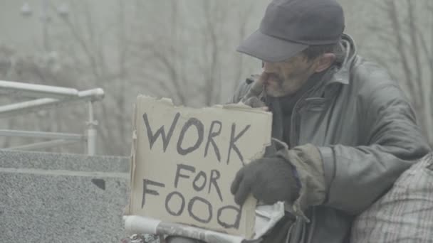 L'iscrizione "Lavoro per il cibo" del povero vagabondo senzatetto. Kiev. Ucraina — Video Stock