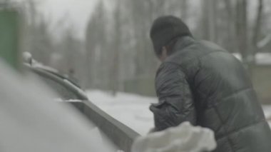 Dilenci evsiz bir serseri çöp tenekesinde yiyecek arıyor. Kyiv. Ukrayna