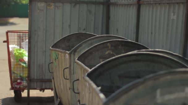 Ein Bettler, der obdachlos ist, sucht in einem Mülleimer nach Essen. Kiew. Ukraine — Stockvideo