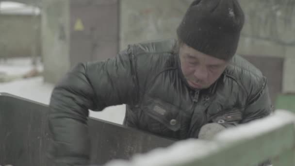 Безпритульний волоцюга шукає їжу в смітнику. Київ. Україна — стокове відео