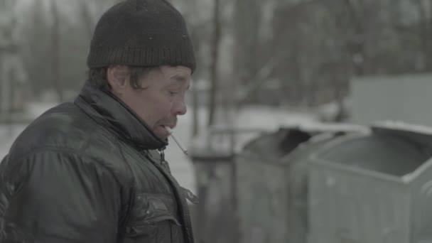 Ein Bettler, der obdachlos ist, sucht in einem Mülleimer nach Essen. Kiew. Ukraine — Stockvideo