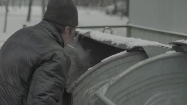 Un clochard mendiant cherche de la nourriture dans une poubelle. Kiev. Ukraine — Video