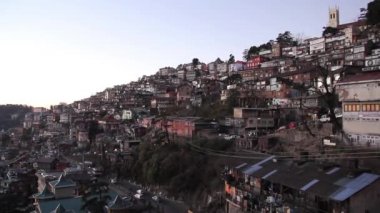 Dağlarda bir şehir. Hindistan.