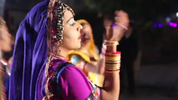 Ινδή χορεύτρια που χορεύει εθνικό χορό. Ινδία. — Αρχείο Βίντεο