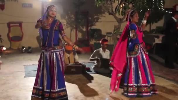Indiska kvinnliga dansare dansar nationaldans. Indien. — Stockvideo