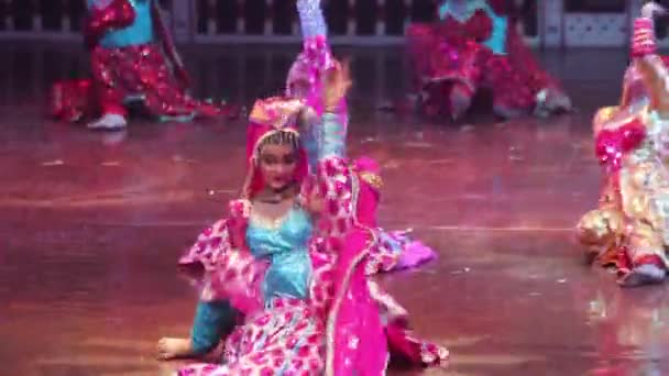 印度女舞蹈家正在舞台上跳舞. 印度。 农业a — 图库视频影像