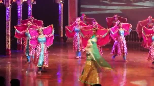 Las bailarinas indias están bailando el baile en el escenario. India. Agra — Vídeos de Stock